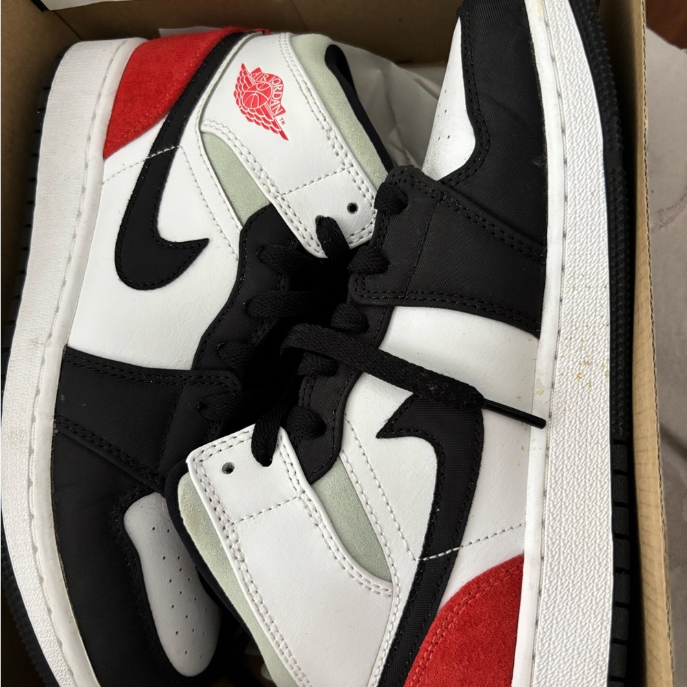 Jordan 1 MID Shoes Black White Red